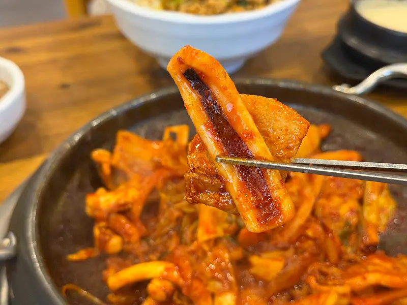 매콤한 양념에 볶아져 나온 오삼불고기