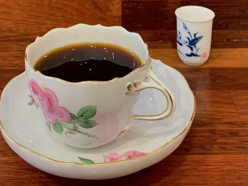 커피와 함께 제공된 원두 가루