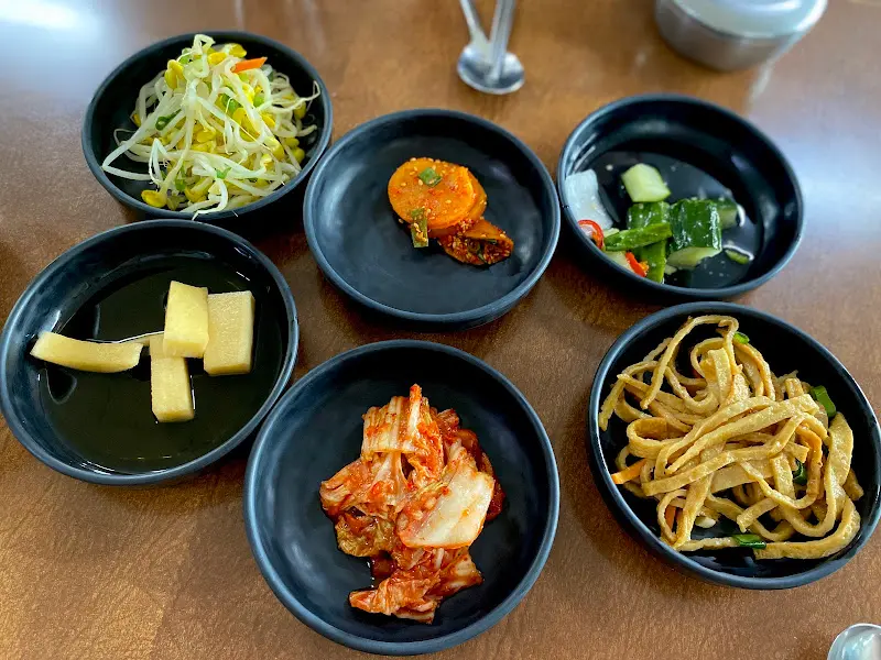 다채로운 밑반찬들