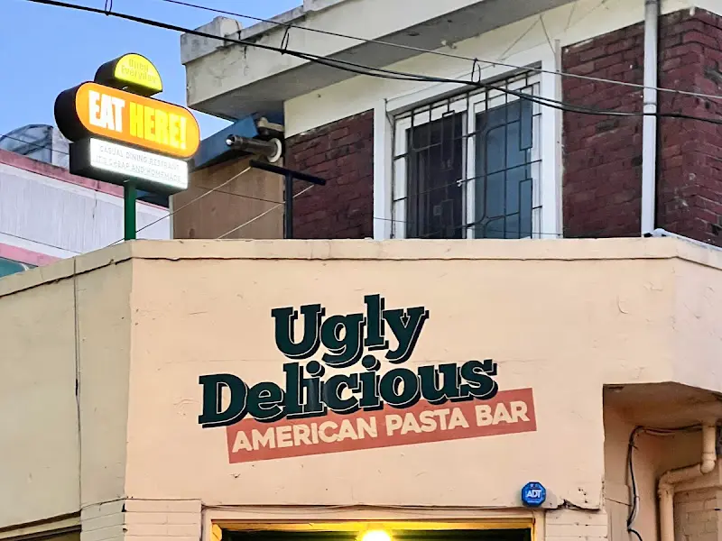 어글리 딜리셔스 간판