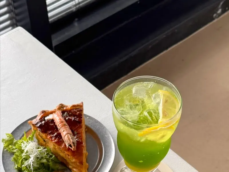 딱새우 로제 키슈와 음료