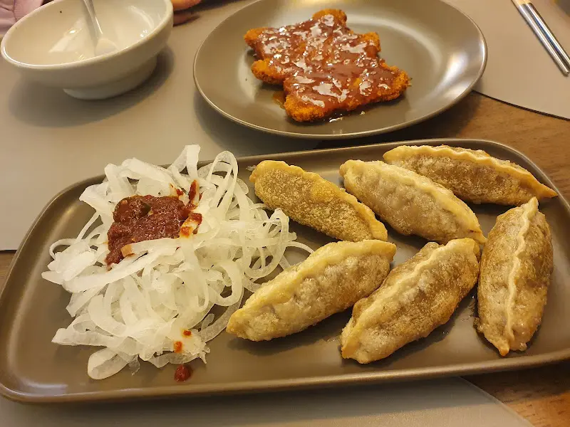 납작만두와 치즈돈까스의 조화로운 모습