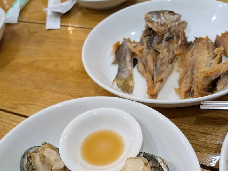 정갈한 밑반찬과 갈비찜