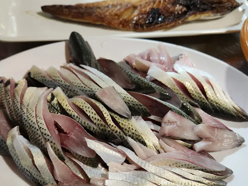 잘 손질된 도다리회와 구운 꽁치의 모습