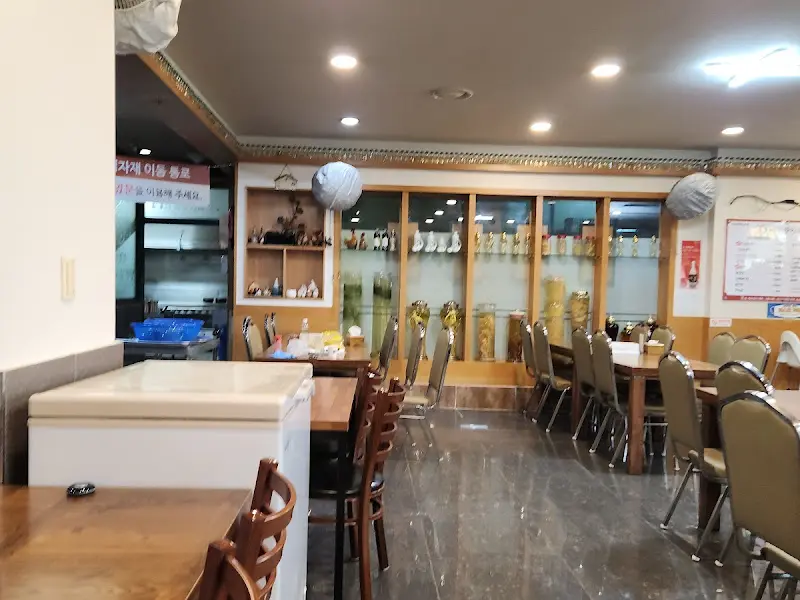 김정이삼계탕 내부 홀 전경