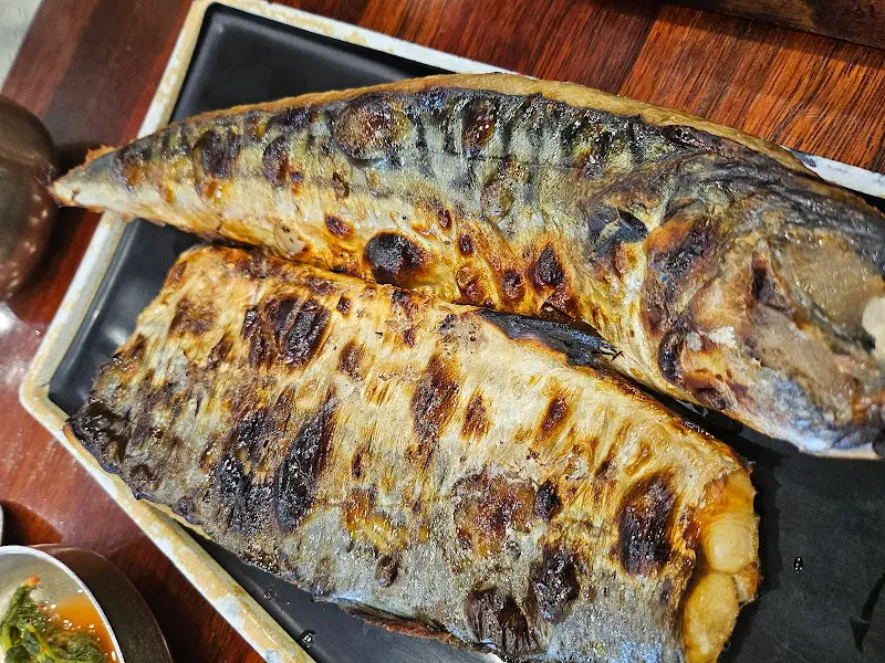 화덕에서 구워진 고등어 구이