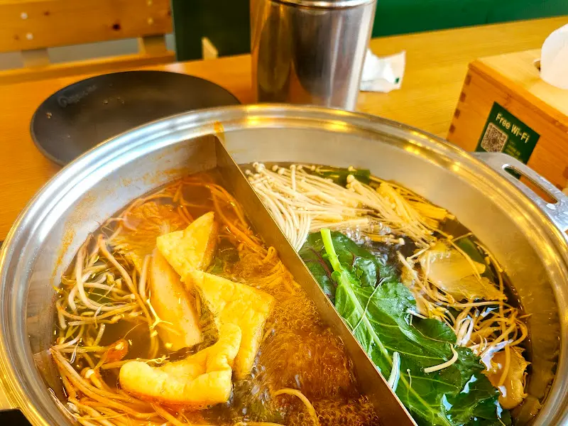 두 가지 육수가 담긴 샤브샤브 냄비