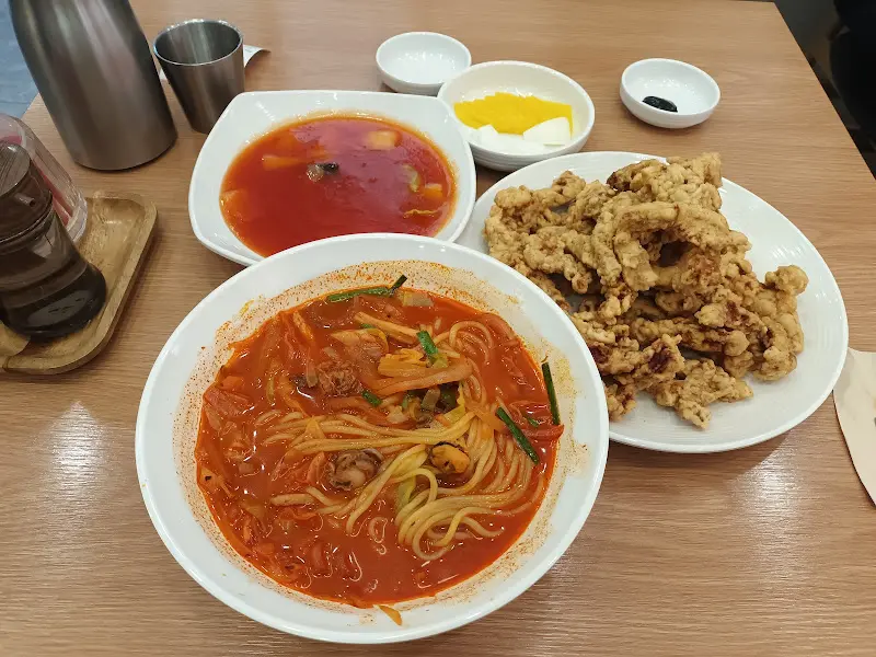 짬뽕과 탕수육 한 상 차림