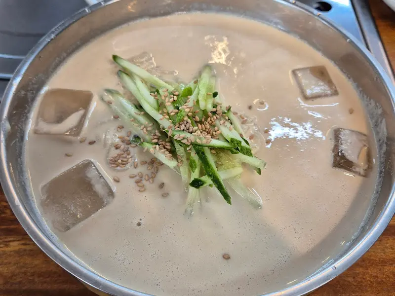 시원하고 고소한 콩국수