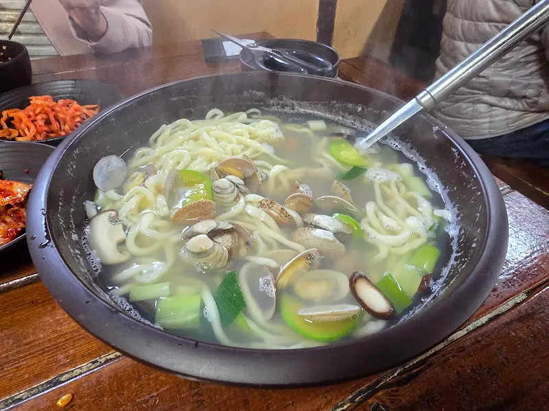 몽촌토성보리밥손칼국수의 시원한 바지락 칼국수