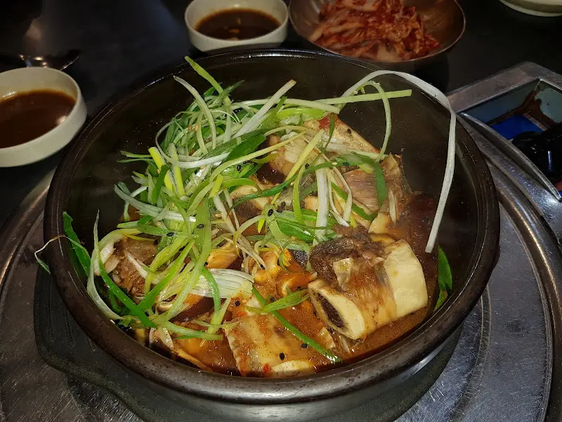 뚝배기에 담겨 나오는 뚝갈비찜