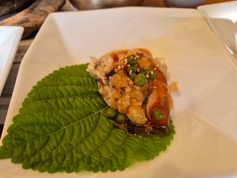 싱그러운 놋잎 위에 놓인 음식