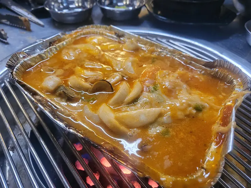 불판 위에서 익어가는 해산물 모듬