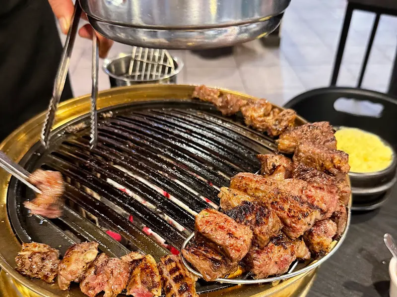 황금빛 불판 위에서 구워지는 고기