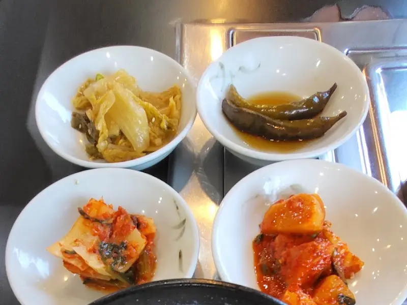 정갈하게 담겨 나온 밑반찬