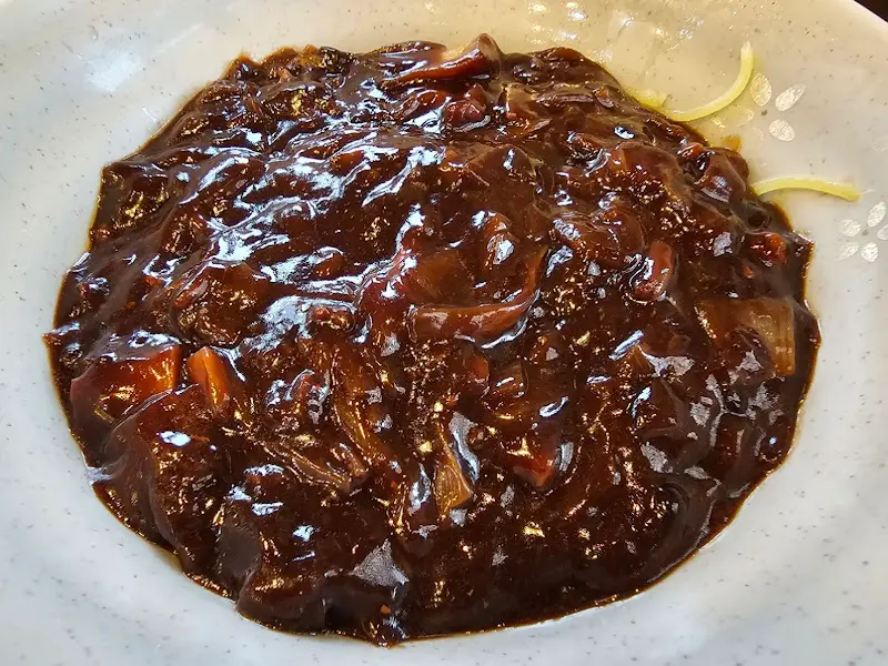 윤기가 흐르는 짜장 소스가 인상적인 풍차 짜장면