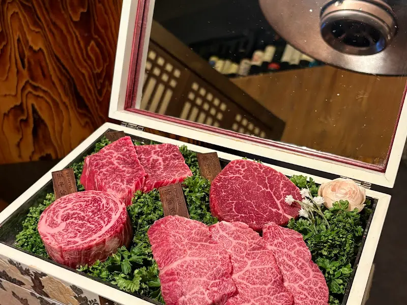 자개함에 담긴 VIP 세트