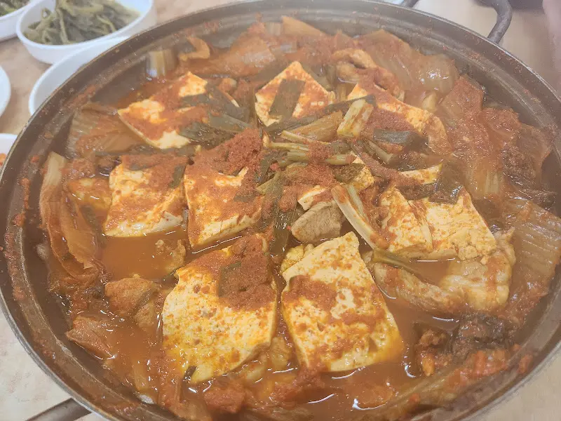 김치찌개가 담긴 뚝배기의 모습