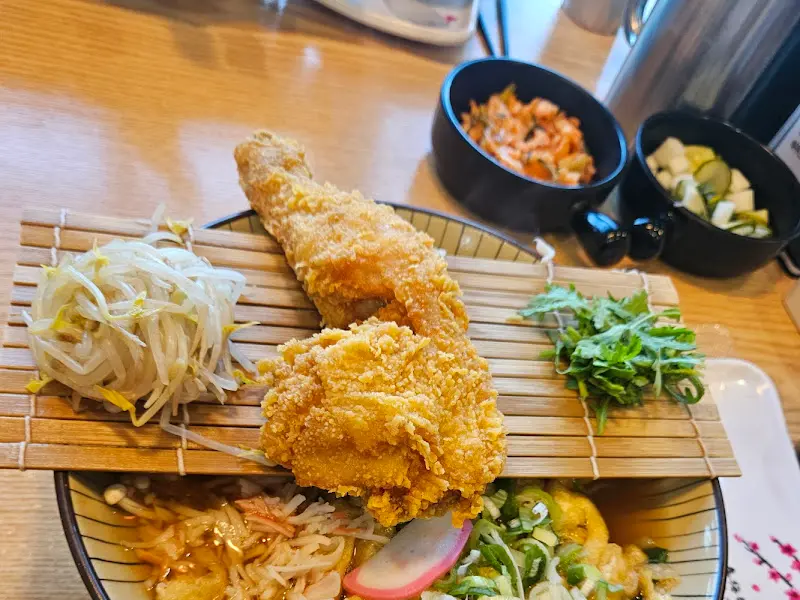 우동과 닭다리 튀김, 샐러드