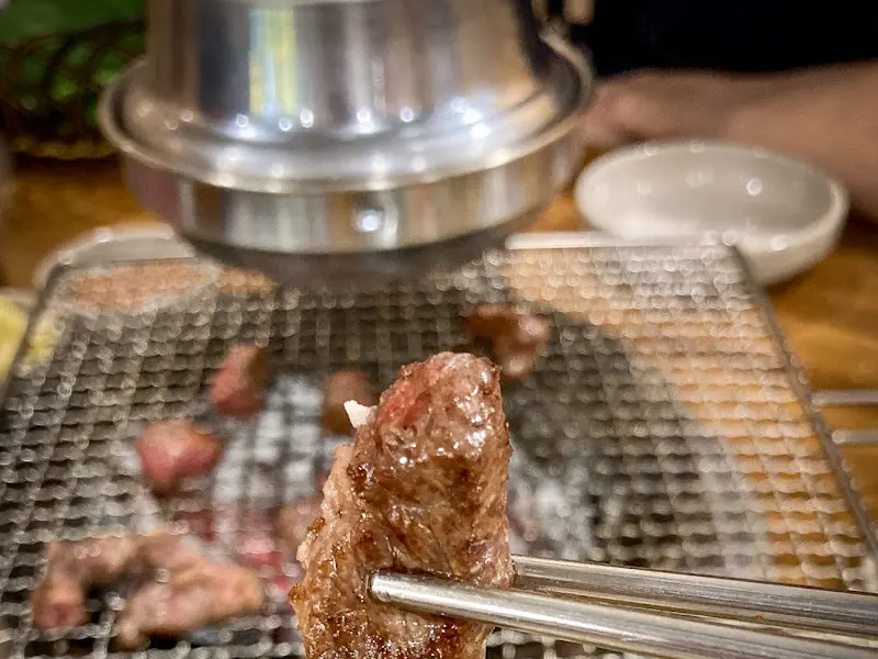 숯불 위에서 구워지는 고기