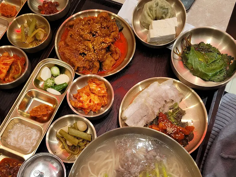 정갈하게 차려진 한 상, 보기만 해도 군침이 돈다