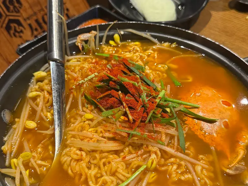 꽃게 한 마리가 통째로 들어간 해물 라면