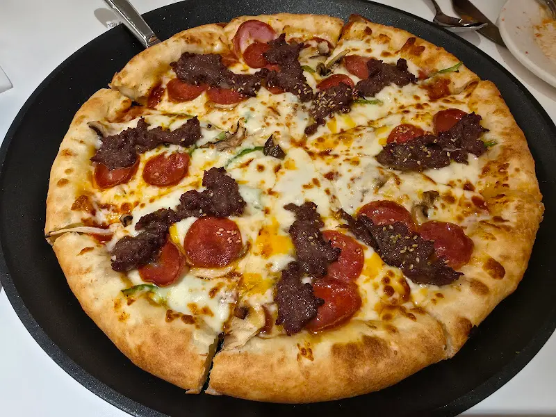 페퍼로니와 불고기가 반반 토핑된 피자