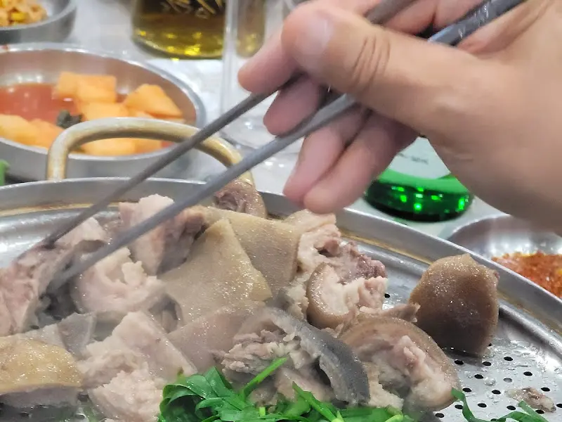 보신탕을 먹는 모습