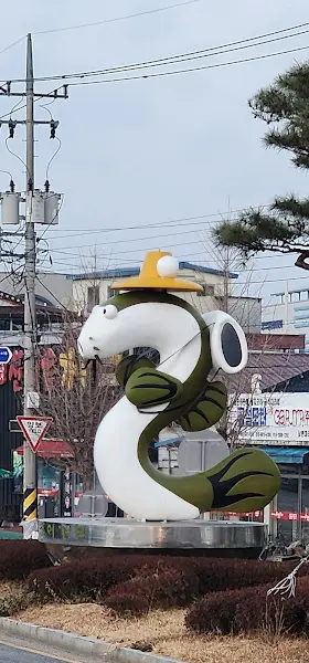 미꾸라지 캐릭터 조형물