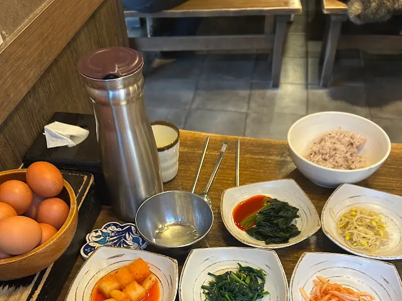 테이블에 놓인 물통과 컵