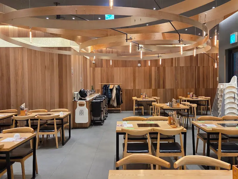 넓고 깔끔한 매장 내부