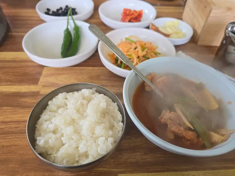돼지찌개 한 상 차림