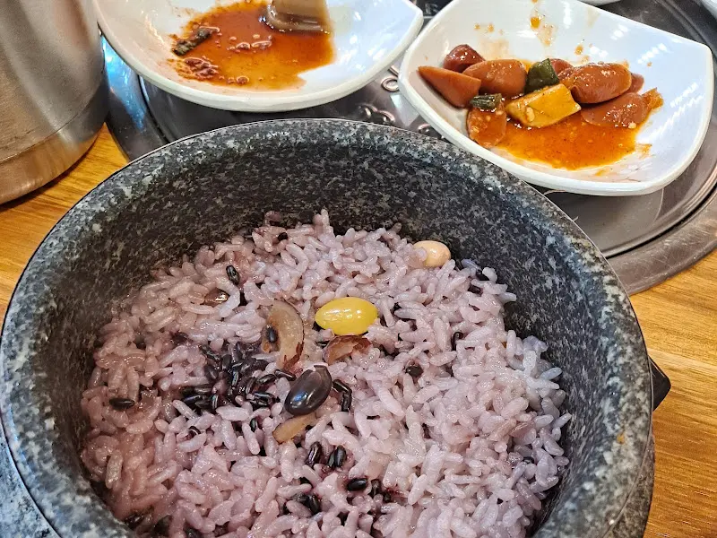 윤기가 흐르는 흑미 돌솥밥