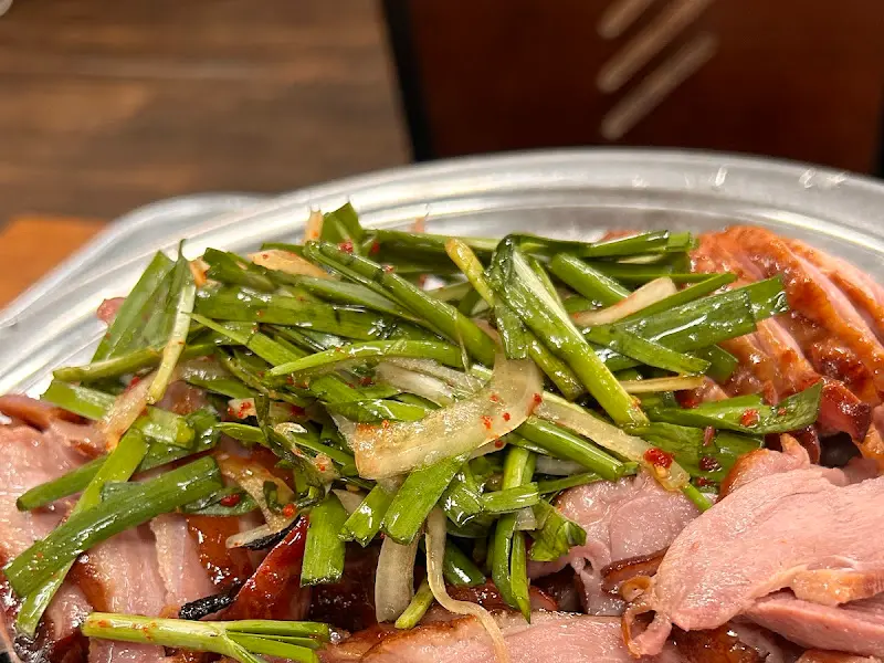 싱싱한 부추가 듬뿍 올라간 훈제오리