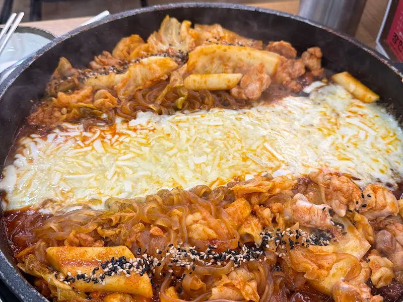 닭갈비, 떡, 양배추, 라면사리, 치즈의 조화