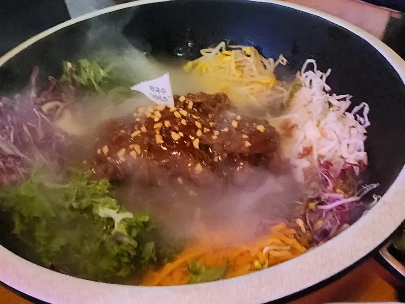 김이 모락모락 나는 막국수