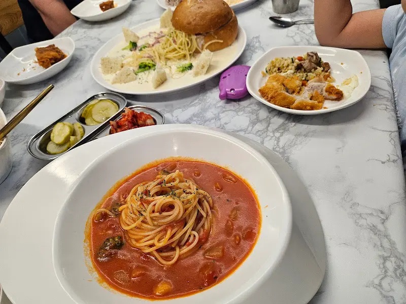 다양한 메뉴가 있는 테이블 풍경