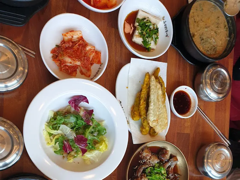 푸짐한 밑반찬과 추어탕 한 상 차림