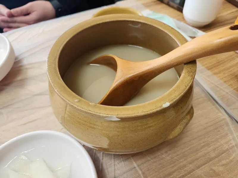 옹기에 담긴 막걸리