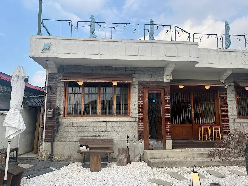 카페 외부 전경