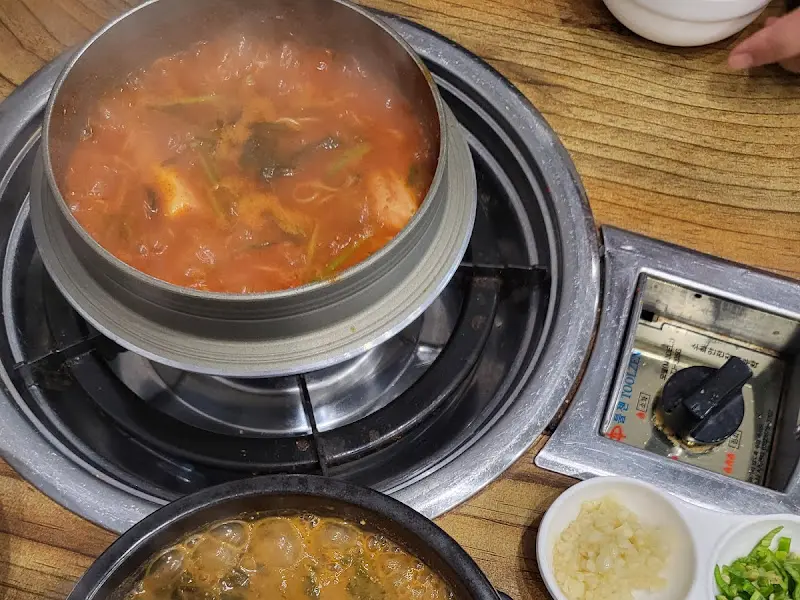 버너 위에 올려진 어죽 냄비