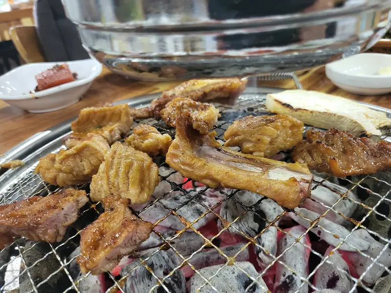 돼지갈비 굽는 모습