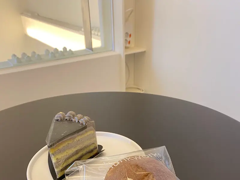 스컹크웍스에서 즐기는 흑임자 케이크와 대파 바게트