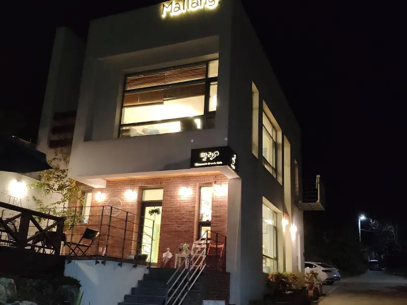 밤에 더욱 빛나는 카페 외관