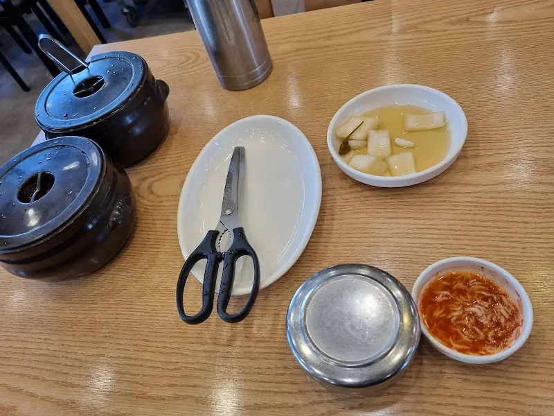 테이블 위에 놓인 양념통과 식기류