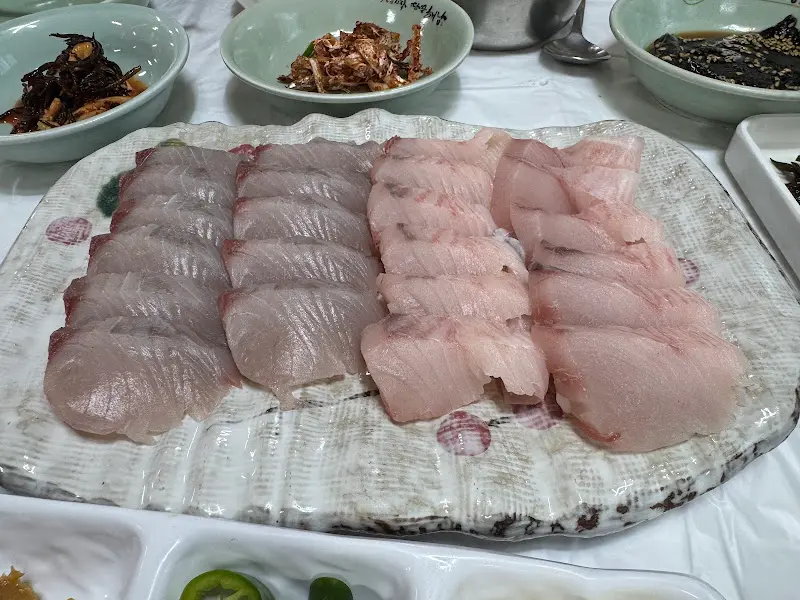 삼치회 한 상 전체 샷