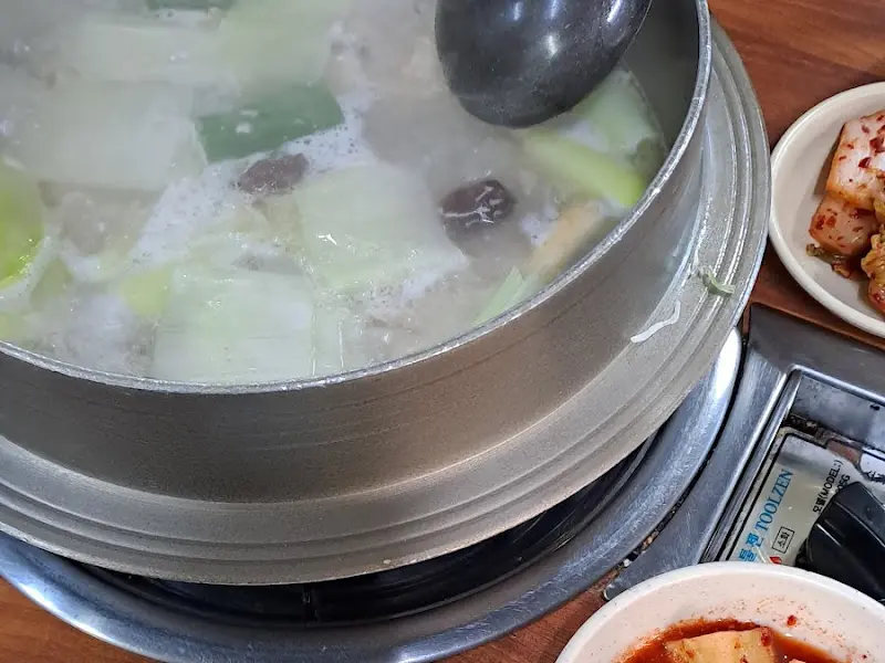 닭한마리가 담긴 냄비