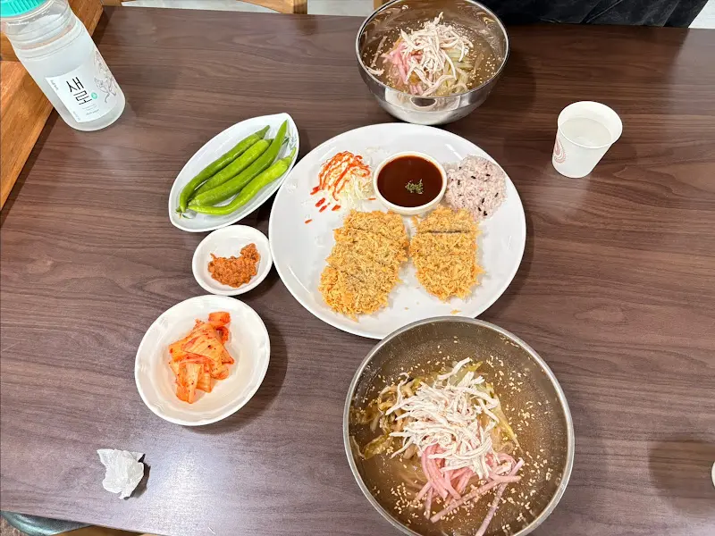 초계국수와 돈가스 전체 샷