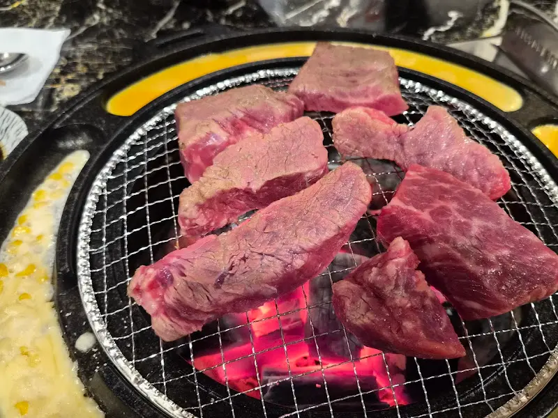 숯불 위에 구워지는 와규 등심
