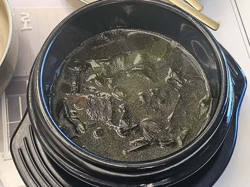 검은색 뚝배기에 담긴 미역국의 모습